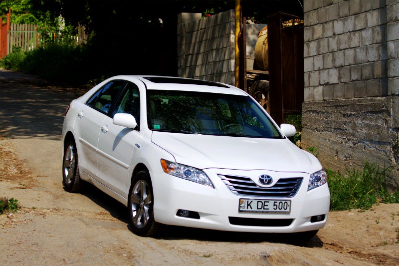 Toyota Camry Hybrid White KDE-500